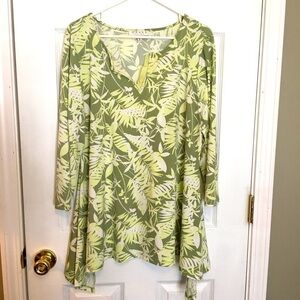 Chaus New York long line tunic top. XL with long sleeves. Shark bite hem, v neck